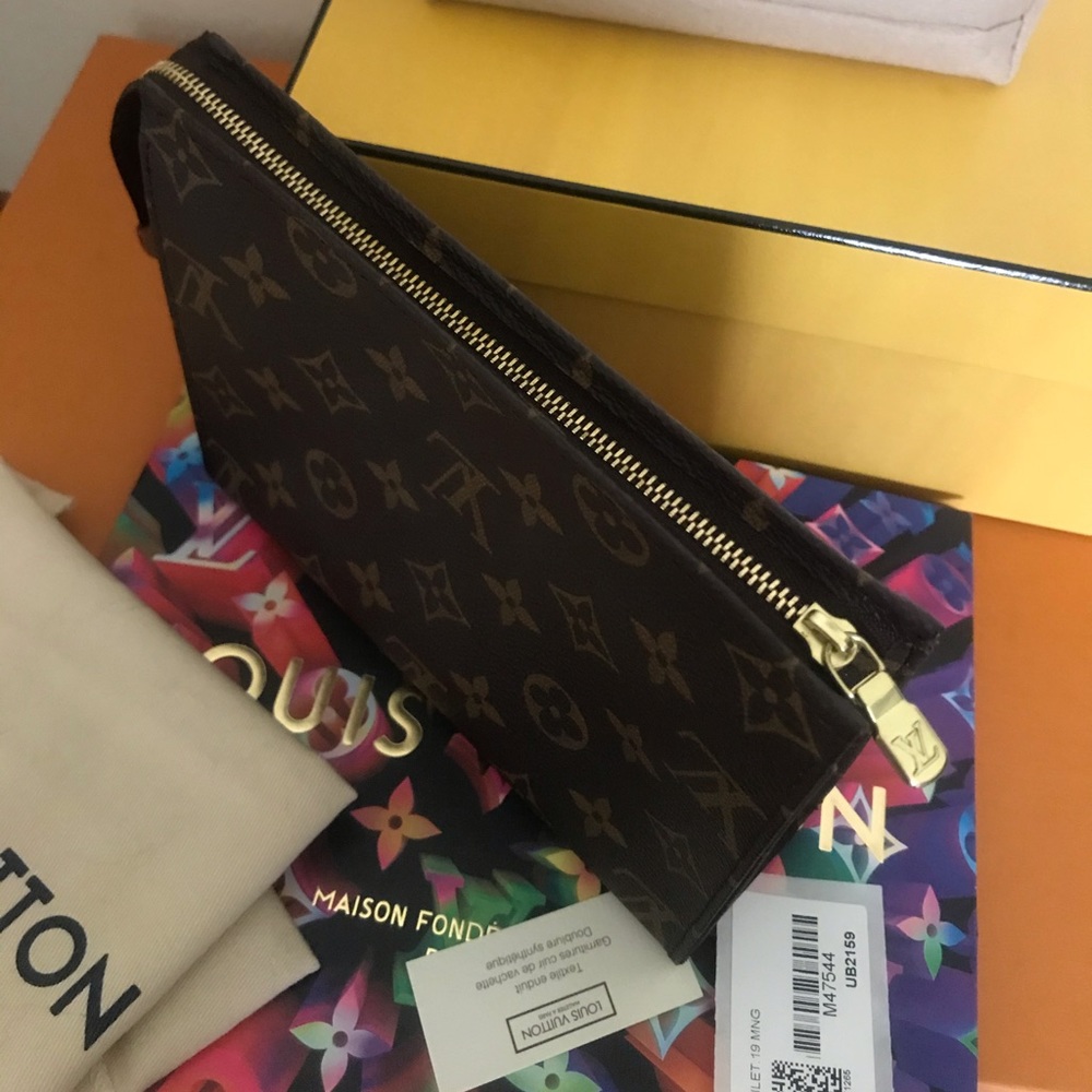 Louis Vuitton Monogram Toiletry 19 - Picture 6 of 12
